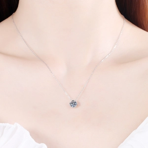 Collier minimaliste en argent sterling S925 avec pendentif moissanite porté par un modèle