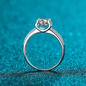 Bague en argent sterling S925 avec moissanite brillante et pavage de diamants fins