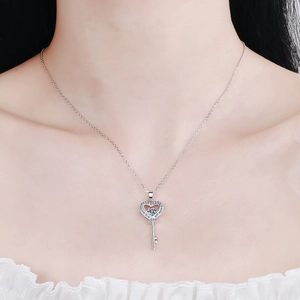 Elegante Halskette aus 925er Sterlingsilber mit Herzschlüssel-Anhänger und Moissanit-Stein