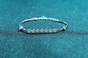 Close-up of 925 sterling silver bracelet featuring seven sparkling moissanite stones