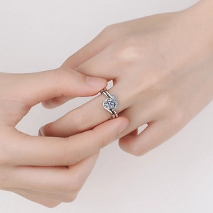 S925 sterling silver moissanite ring set featuring a brilliant round cut and crossover band