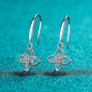 Eleganti orecchini a quadrifoglio in argento sterling S925 con moissanite brillante
