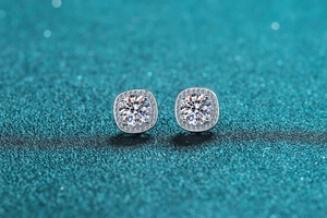 Detail von S925 Sterling Silber Ohrsteckern mit quadratischem Halo und runden Zirkonia