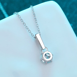 Élégant collier moissanite en argent sterling S925 avec pendentif solitaire classique à six griffes