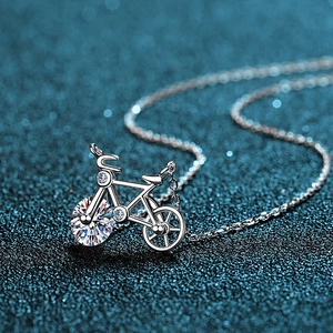 Elegante S925 Sterlingsilber Fahrrad Halskette mit glänzendem Rundschliff Moissanit Anhänger