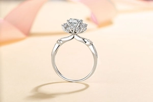 Macro shot of 925 sterling silver ring with flower-shaped moissanite and twisted band