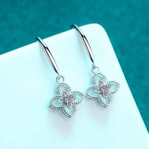 Orecchini a quadrifoglio in argento 925 con brillanti pietre di moissanite incastonate