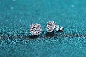 Makroaufnahme von S925 Sterlingsilber Halo-Ohrsteckern mit glänzenden Moissanit-Zentralsteinen