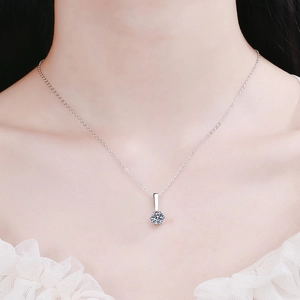 Élégant collier en argent sterling S925 avec pendentif solitaire en moissanite à six griffes