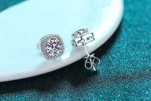 Nahaufnahme der 925 Sterling Silber Halo-Ohrstecker mit runden glänzenden Schmucksteinen
