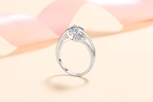 Macro detail of S925 silver ring featuring heart-shaped setting and 1 carat moissanite stone