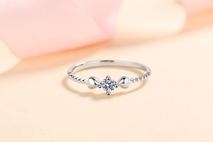Detailed view of S925 sterling silver ring featuring twist band and 4-prong moissanite