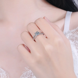 Elegant S925 sterling silver ring with 1ct round moissanite in a four-prong setting
