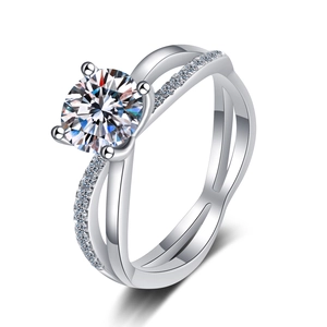 Elegant S925 sterling silver four-prong 1 carat moissanite ring with split shank