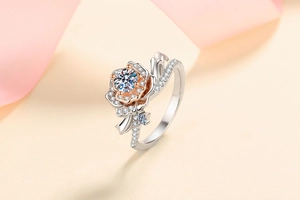 Détail de bague rose en argent S925 avec moissanite 0,5ct et pétales en or rose