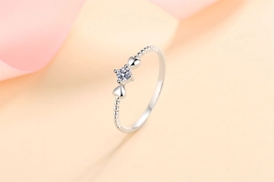 Detailed view of S925 sterling silver beaded ring featuring a heart-shaped moissanite setting