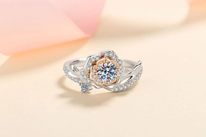 Détail macro de la bague rose en argent S925 avec moissanite et placage bicolore