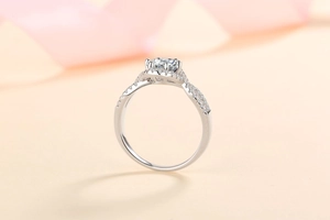 Detailansicht eines S925 Silberrings mit 1 Karat Moissanit und gedrehter Ringschiene