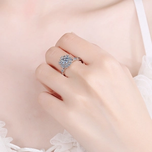 Elegant S925 sterling silver ring featuring a 1-carat moissanite in a floral snowflake design