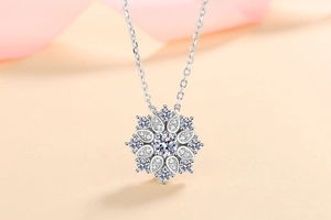 Gros plan du pendentif tournesol en argent S925 avec diamants en moissanite