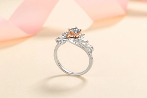 Vue détaillée d'une bague rose en argent 925 avec moissanite et détails en or rose