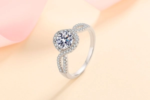 Makro-Detail des S925 Silberrings mit 1ct Moissanit und gedrehtem Ringband