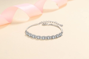 Detail von S925 Silber Armband mit elf D Farbe Moissanit Steinen und Herz Anhänger