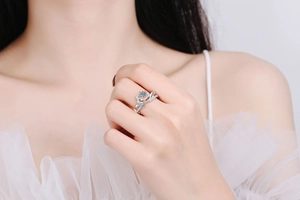 Gros plan détaillé d'une bague fleur bicolore ornée d'une grande pierre de moissanite