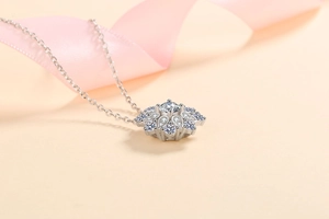 Détail macro du collier pendentif tournesol en argent S925 avec moissanite de luxe