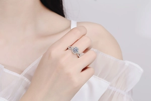 Nahaufnahme des 1 Karat Moissanit-Rings mit Halo-Fassung und Infinity-Band an der Hand