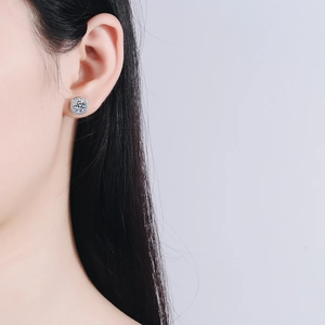 Klassische S925 Sterling Silber Halo Moissanit Ohrstecker am weiblichen Modell
