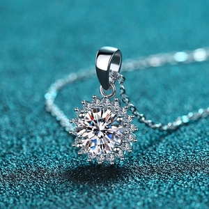 Zonnebloem hanger ketting van 925 sterling zilver met een briljant geslepen moissanite steen