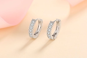 Vue rapprochée de créoles en argent serties d'une double rangée de moissanites rondes