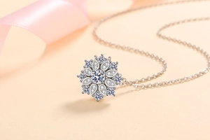 Détail du collier en argent S925 avec pendentif fleur de tournesol en moissanite brillante