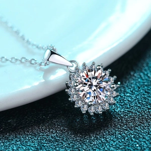 Elegante ciondolo halo girasole in argento 925 con una scintillante moissanite rotonda