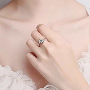 Elegant S925 sterling silver twist band ring with a sparkling 1 carat round moissanite stone