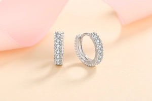 Détail des créoles en argent sterling S925 serties de moissanites étincelantes de couleur D