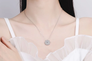 Détail du collier flocon de neige en argent S925 avec moissanite porté par un mannequin