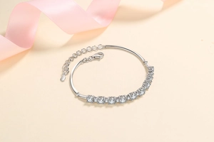Detail eines S925-Silberarmbands mit 11 runden Moissanit-Steinen und Seidenbanddekor