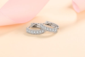 Détail macro de créoles en argent S925 serties de deux rangées de moissanite couleur D