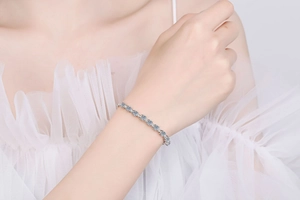 Detail von S925 Sterling Silber Tennisarmband mit blau verlaufenden Moissanit Steinen