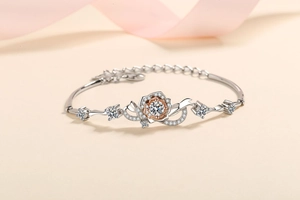 Détail macro du bracelet rose en argent S925 avec placage or rose et moissanite