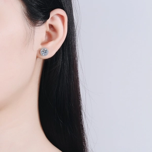 Classic S925 sterling silver halo stud earrings with 1 carat round moissanite for women
