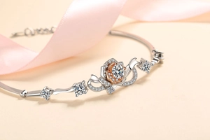 Détail du bracelet rose en argent S925 avec pierres Moissanite et placage bicolore poli