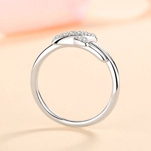 S925 sterling silver ring featuring a sparkling pavé moissanite star crossover design