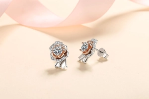 Detail of S925 silver rose earrings with sparkling moissanite stones and dual-tone finish