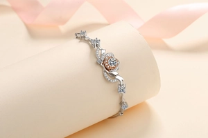Détail du bracelet rose serti de moissanite en finitions argent et or rose