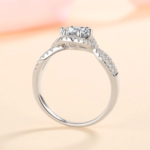 Klassischer S925 Silber Moissanit Verlobungsring mit vier Krallen und gedrehtem Pavé-Band