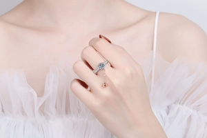Detailed view of S925 silver spinning bead ring with sparkling moissanite main stone