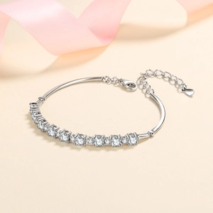 Elegantes S925 Sterlingsilber Armband mit D-Moissanit-Reihe und Herzanhänger